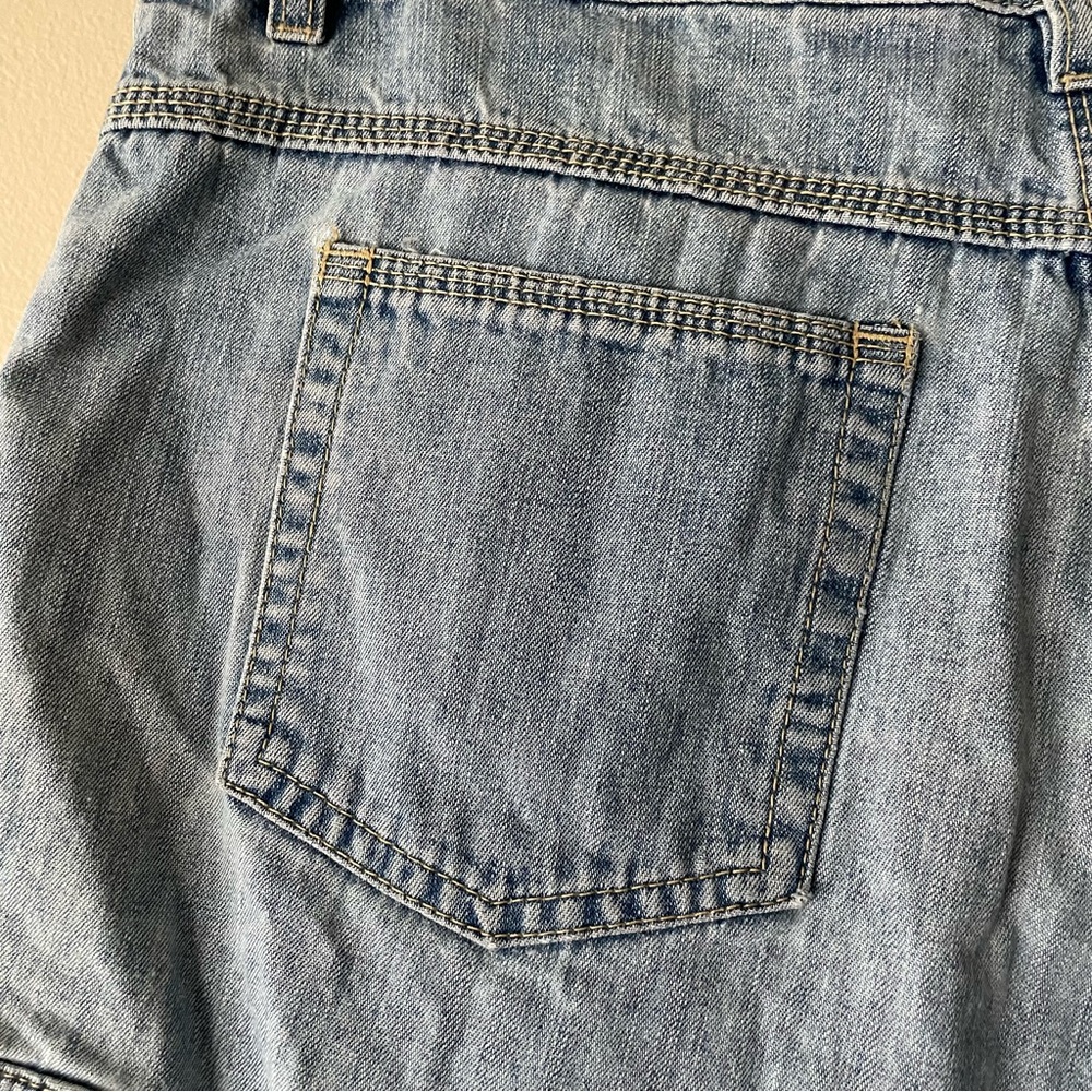 St. John's Bay Lightwash Denim 100% Cotton Vintage Cargo Shorts Women’s Size 14 - Picture 7 of 8